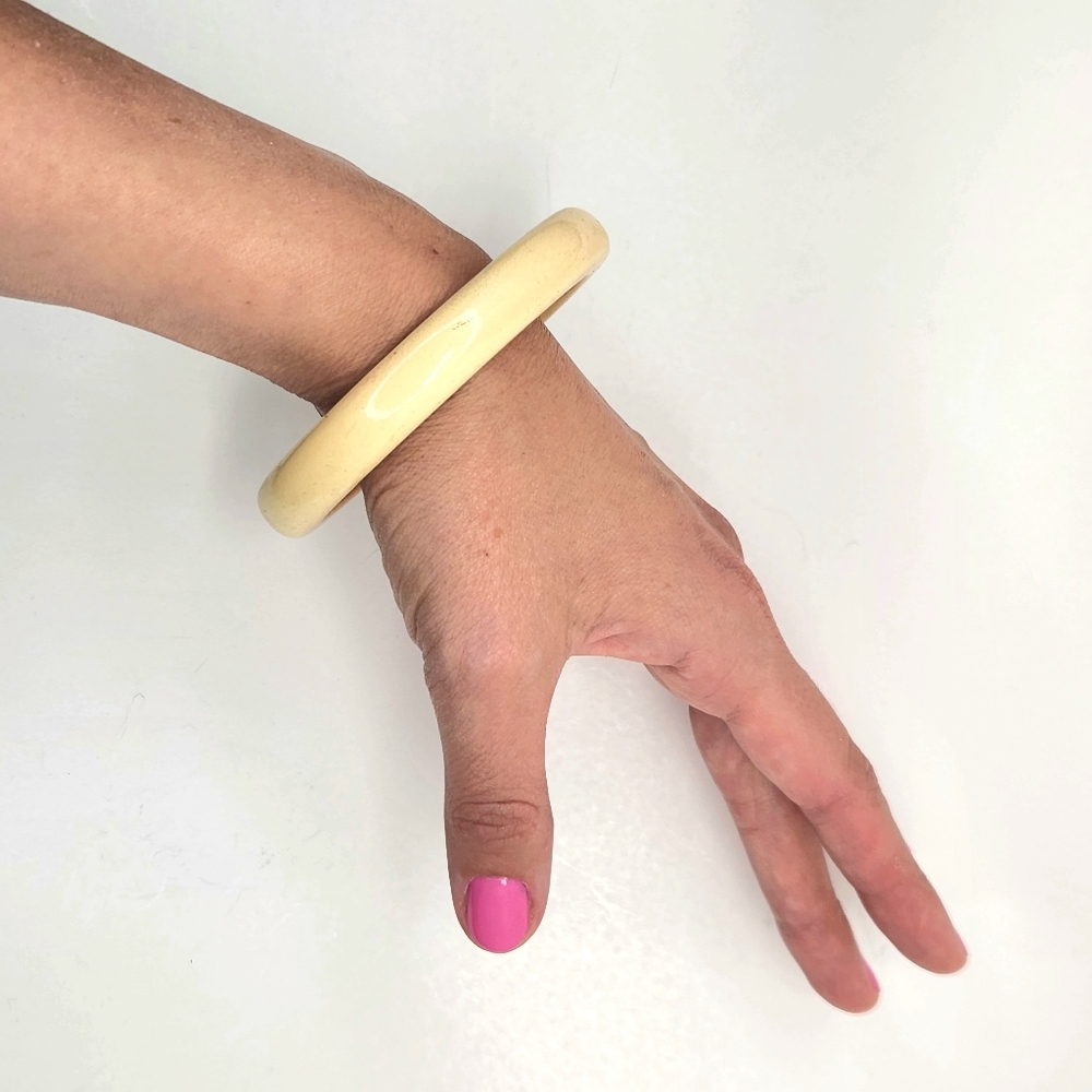 Vintage Wooden Bangle Bracelet light yellow unsigned 2 5/8 inches